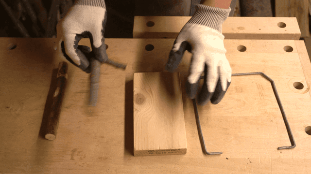 작업장에서 목공 재료들을 정렬하는 목공예가