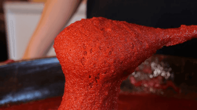 Spatula for scooping out red pepper paste from pot