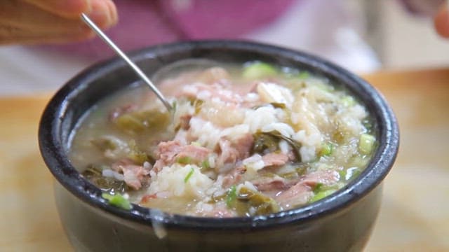 밥이 들어간 뜨거운 해장국
