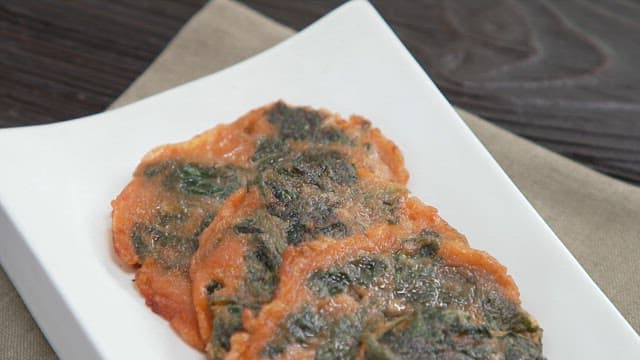 하얀 접시에 담긴 곤드레전