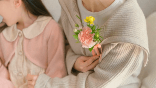 옷에 카네이션을 다는 엄마