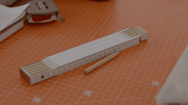 Measuring tools on a grid cutting mat