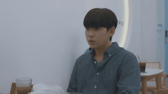 카페에서 여성에게 말하는 남성