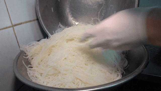 다짐 기계에 부어지는 수북한 면