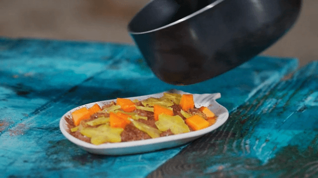 소스를 사용하여 플람베하는 요리