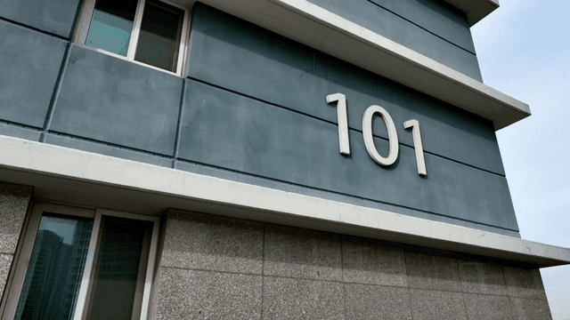 현대적인 아파트 건물 외관