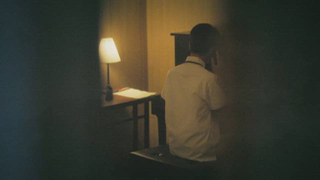 악보가 있는 피아노 앞에 앉은 학생의 뒷모습