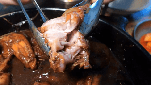 Shredding the chicken in the braised chicken