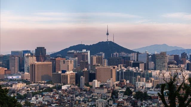 산을 배경으로 한 도시 스카이라인