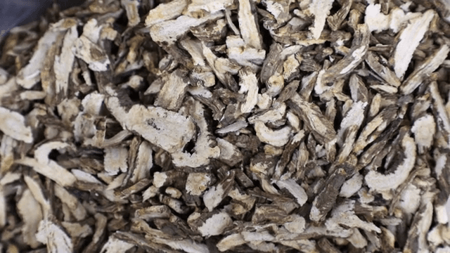 말린 한약재 조각들