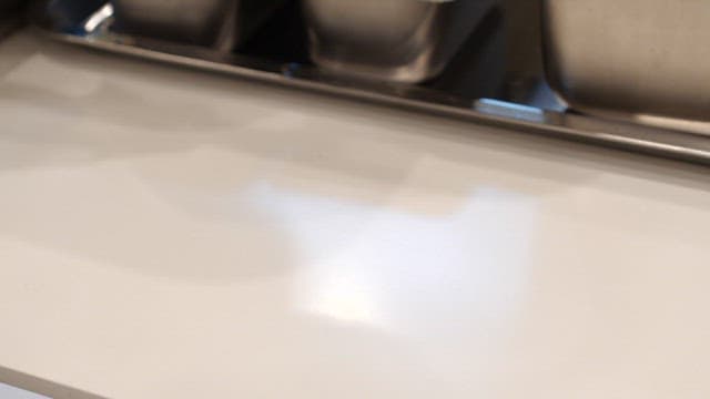 금속 식판에 담긴 밥과 국, 다양한 반찬