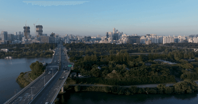 강 위에 다리가 있는 도시 풍경