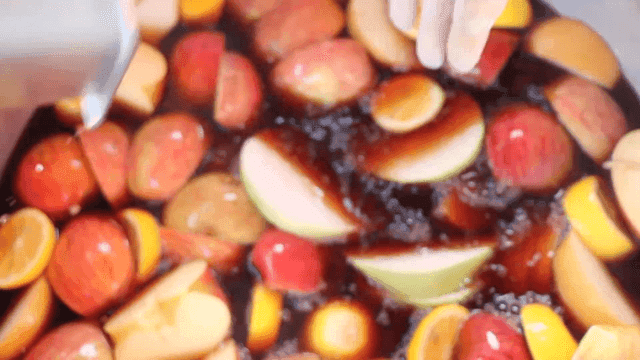 간장이 있는 냄비에 과일을 넣는 장면