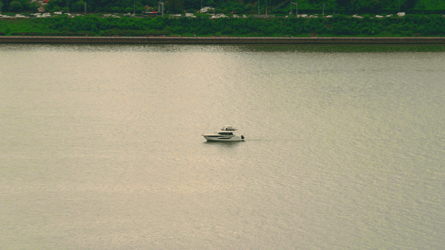 고요한 한강 위에 떠 있는 보트