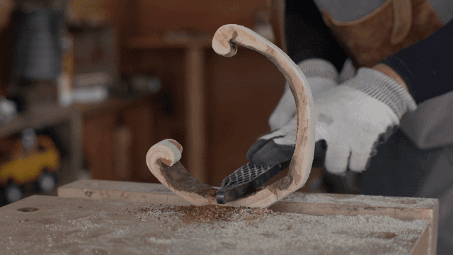 작업장에서 목공줄로 다듬어지는 나무 조각