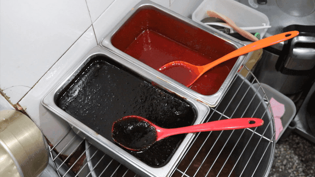 국자와 함께 놓인 두 개의 한국 소스 트레이