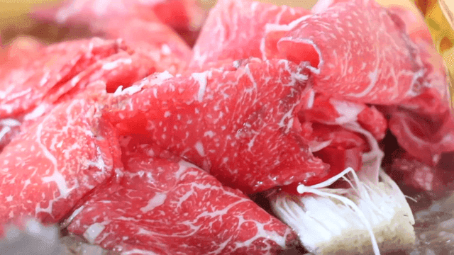 얇게 썬 소고기를 육수에 조리하는 장면