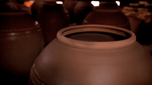 작업장에 있는 전통 한국 항아리