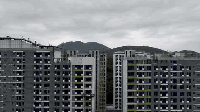 산을 배경으로 한 고층 아파트 건설 현장