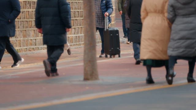 인도에서 걷는 사람들