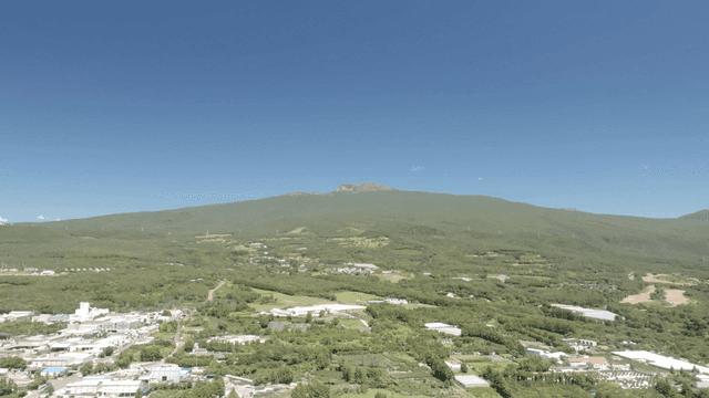 맑은 하늘 아래 펼쳐진 푸른 산