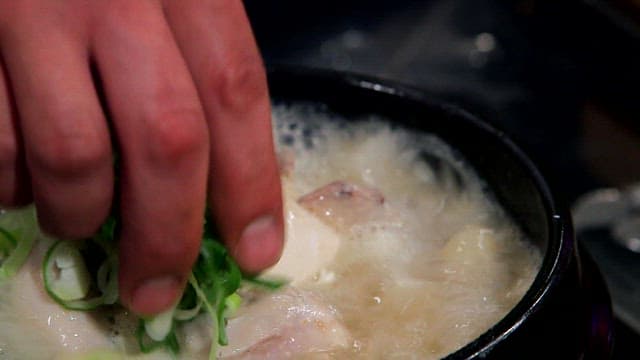 Boiling ginseng chicken soup with green onions