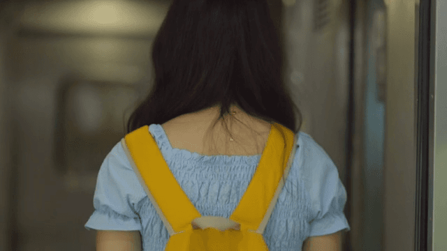 기차 복도를 걷는 여성