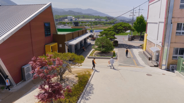 건물 마당을 지나가는 사람들