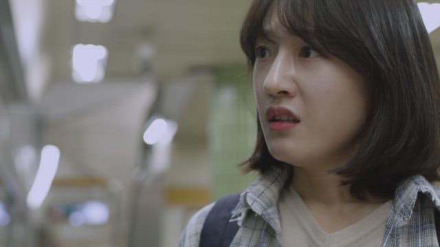 지하철 역에 서서 화난 표정으로 울먹이는 여자