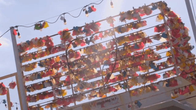 울타리에 걸린 다채로운 사랑의 자물쇠