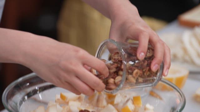 유리 그릇에 담긴 신선한 참외와 견과류 샐러드