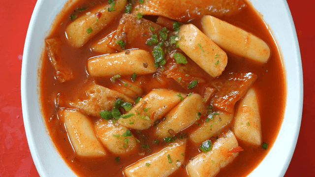 Spicy tteokbokki with red broth
