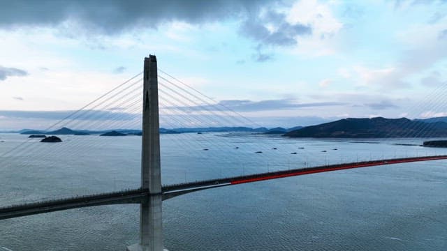 잔잔한 바다 위의 긴 다리