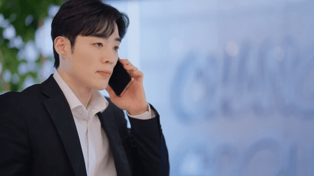실내에서 전화 통화하는 사업가