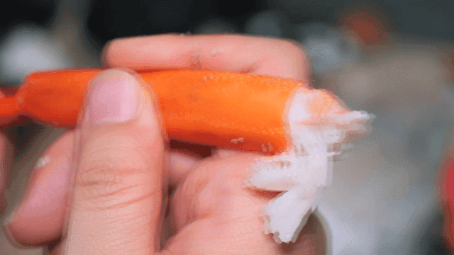 게다리에서 게속살을 빼내는 손