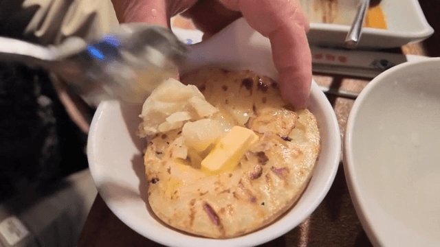 버터를 올린 구운 감자