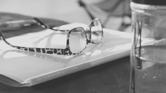 문서 폴더 위에 놓인 안경