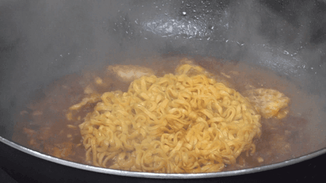 Sizzling pot of boiling stir-fried ramen