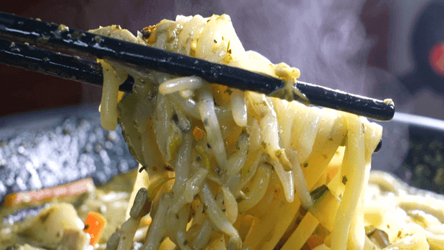 Steaming jjamppong noodles with basil