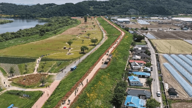 산책로와 들판이 있는 경치 좋은 공원