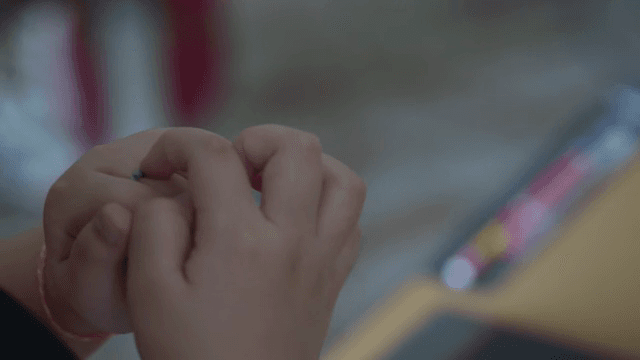 책상에 있는 반지를 껴보는 아이