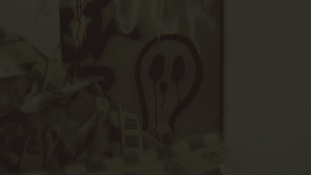 어두운 복도의 그래피티와 주의 테이프