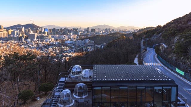 산 중턱의 레스토랑에서 내려다본 도시 풍경