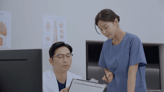 환자 진료를 논의하는 의사와 간호사
