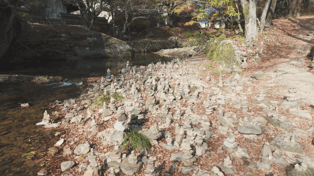 돌탑들이 가득 쌓여 있는 고요한 시냇가