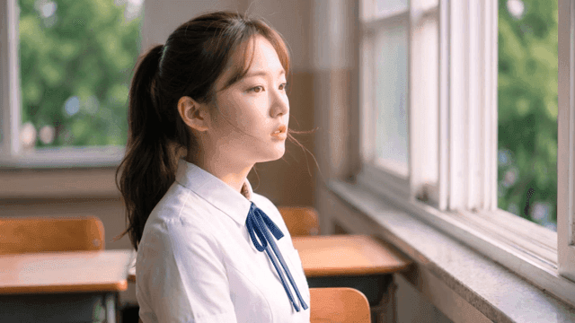 교실 창밖을 바라보는 여학생