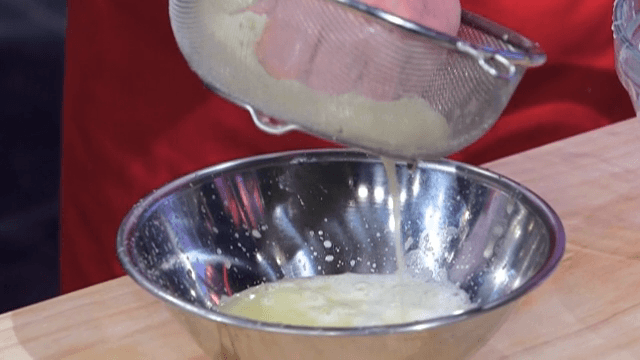 거름망으로 감자의 물기를 빼내는 과정