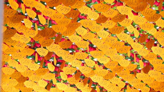 절의 천장을 장식하고 있는 소원이 적힌 노란 종이