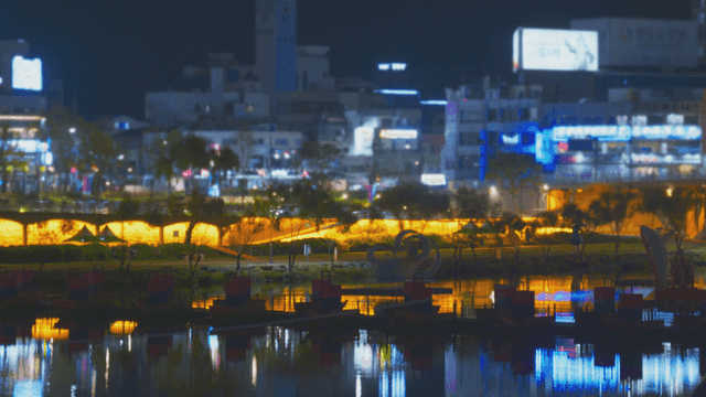 조명이 켜진 강변 도시 풍경