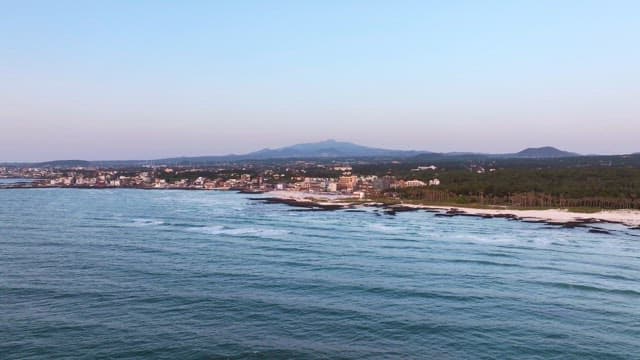 멀리 산이 보이는 해안 마을
